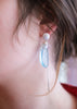zilveren oorstekers in koele kleuren