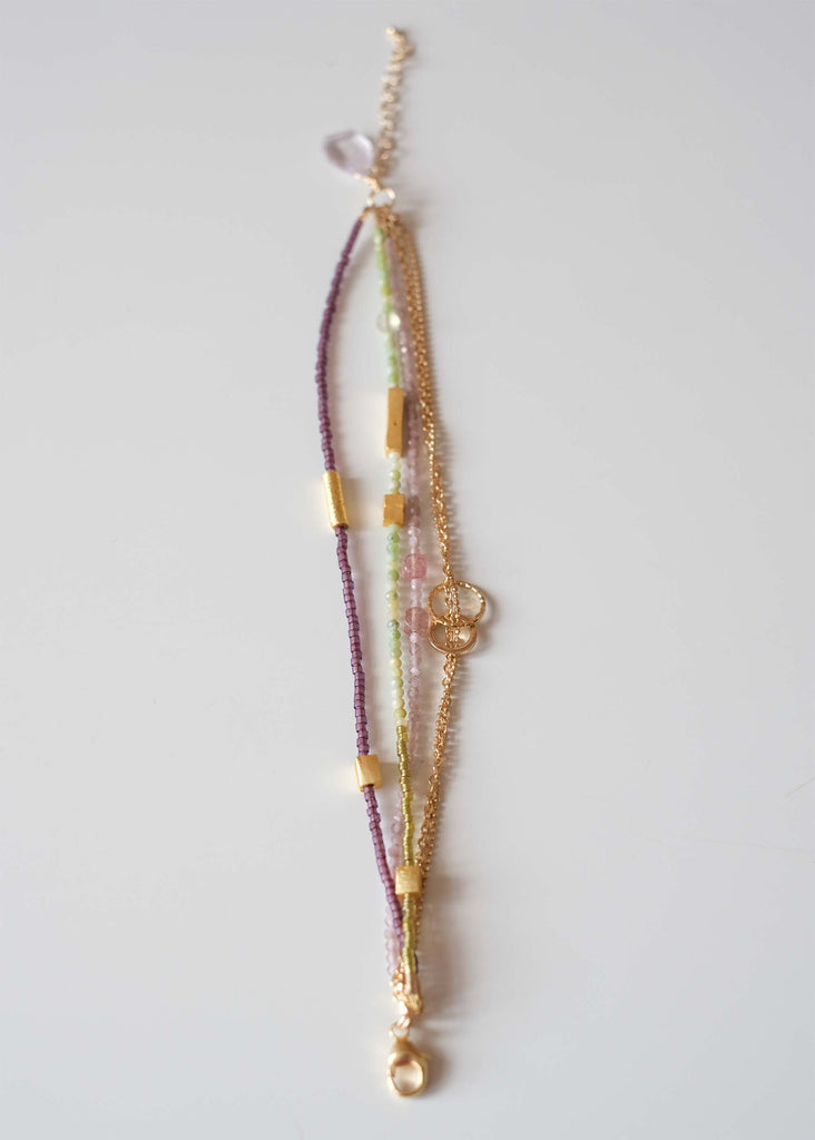 multiple strand armbandje met lila en groene kralen