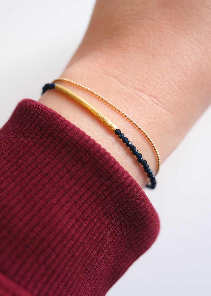 armbande met donkerblauwe kraaltjes en bolletjesketting