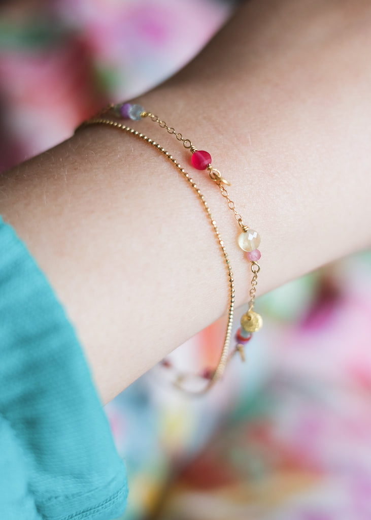 armbandje met kleurrijke edelsteen kraaltjes