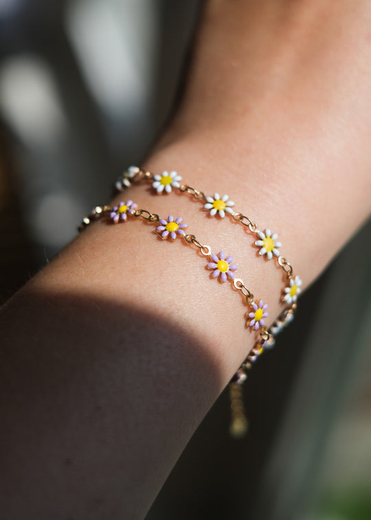 Armbandje met witte bloemetjes