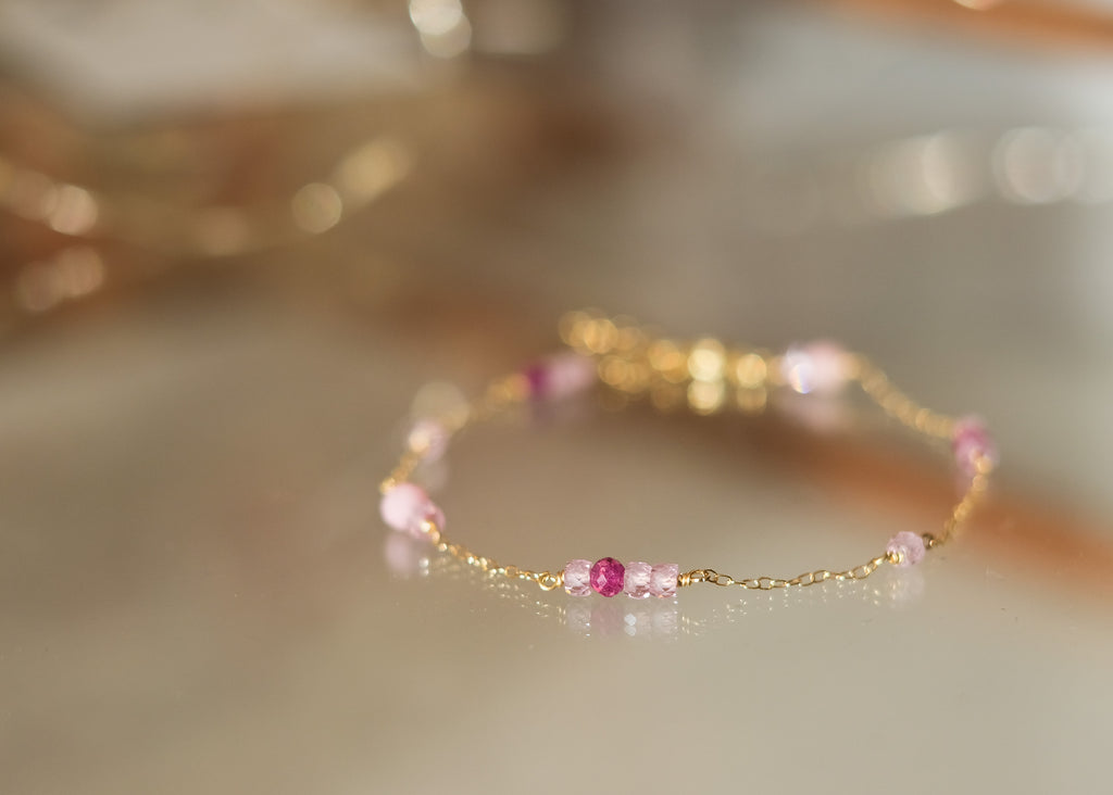 armbandje met roze kraaltjes en robijn