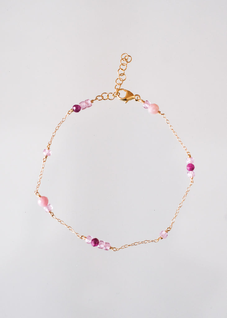 armbandje met roze kraaltjes en robijn