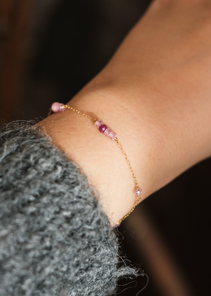 armbandje met roze kraaltjes en robijn