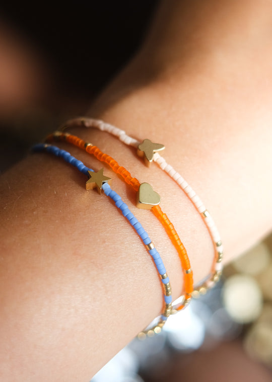 Armbandje in oranje met hartje