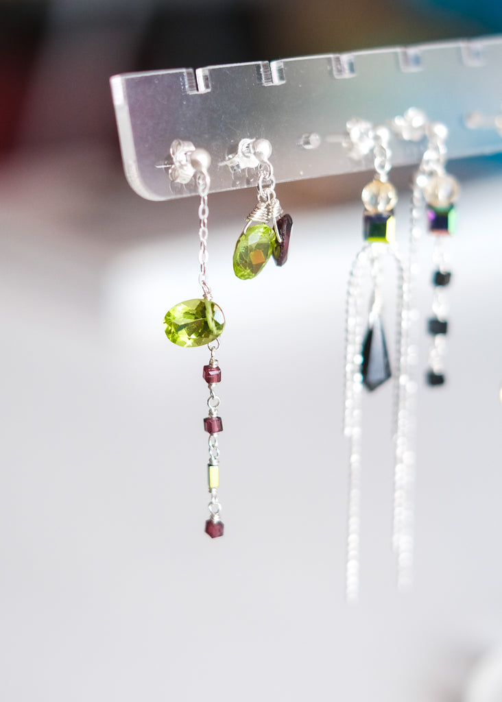 assymetrische oorstekers in sterling zilver met peridot en granaat