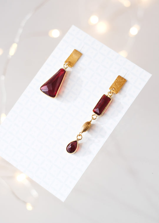 Assymetrische oorstekers met rode granaat