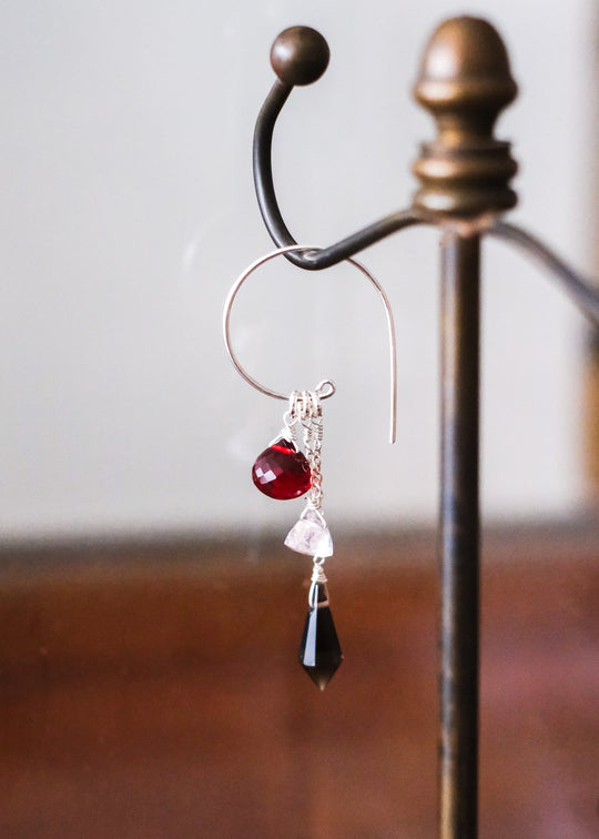 Assymetrische zilveren oorstekers met trosje edelstenen