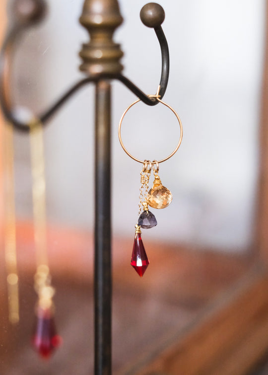 Assymetrische oorstekers met trosje edelstenen