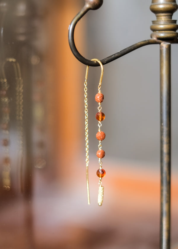 fijne oorhangers met goudsteen en carneool kralen in verguld zilver