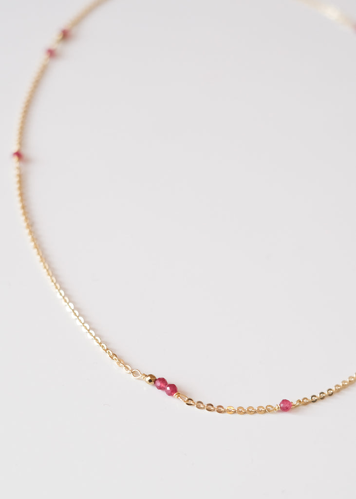 halsketting met fijne roze kraaltjes