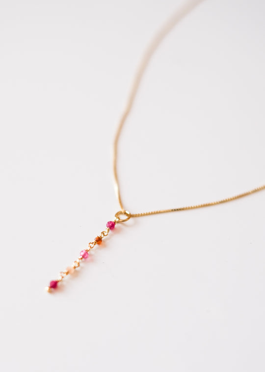 Fijne halsketting met roze sliertje