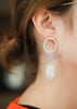 statement grafische oorbellen met lila muranoglas kraal en regenboog maansteen