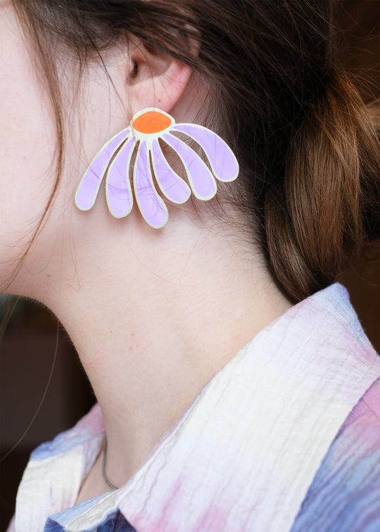 Single oorsteker lila bloem