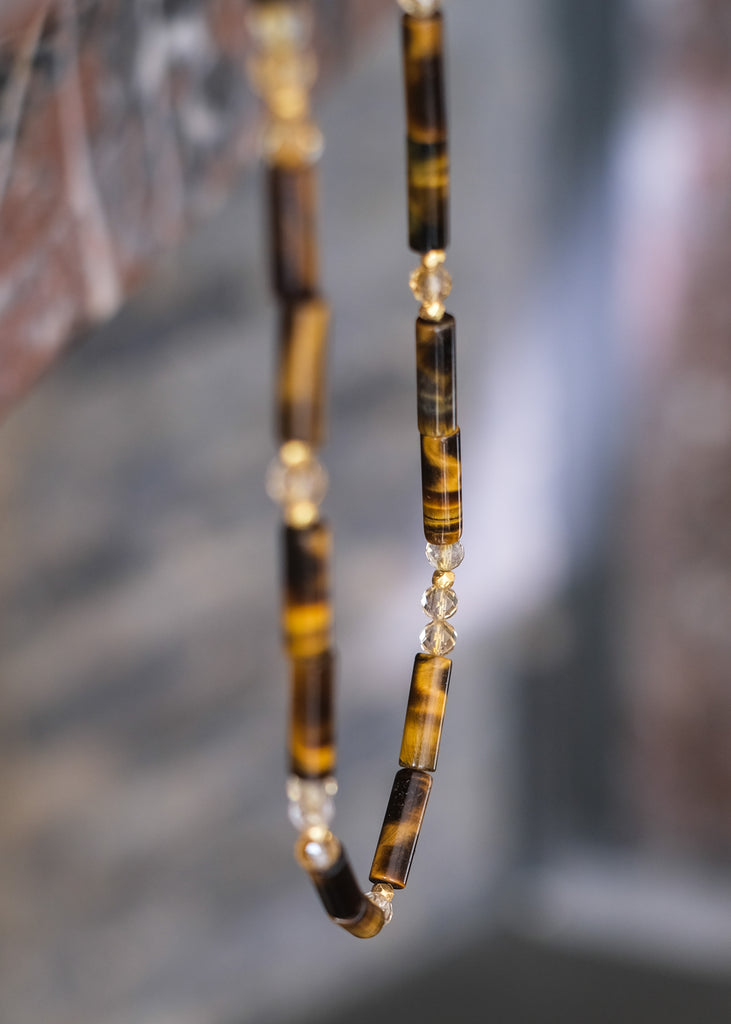 detail halsketting met tijgeroog en citrine