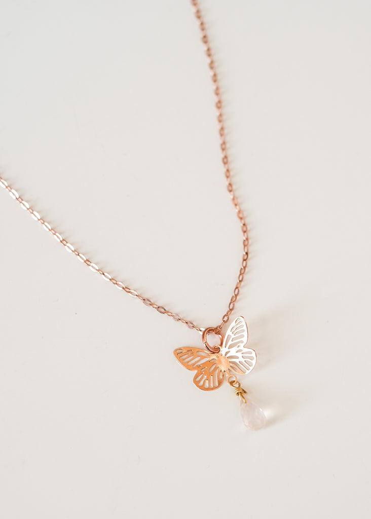 halsketting in rosé met vlinder en rozekwarts