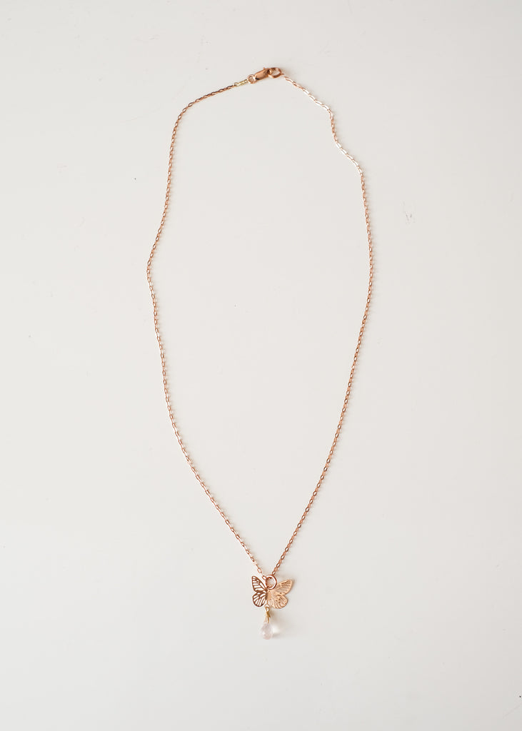 halsketting in rosé met vlinder en rozekwarts