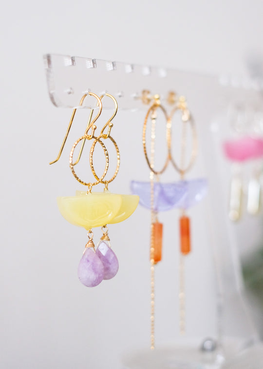 Oorhangers in pastelgeel en lila