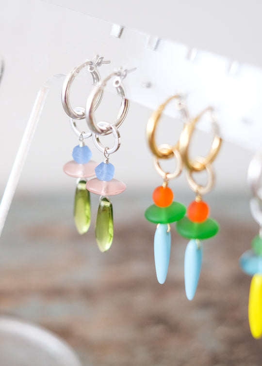 Zilveren creolen met glaskraaltjes, pastel