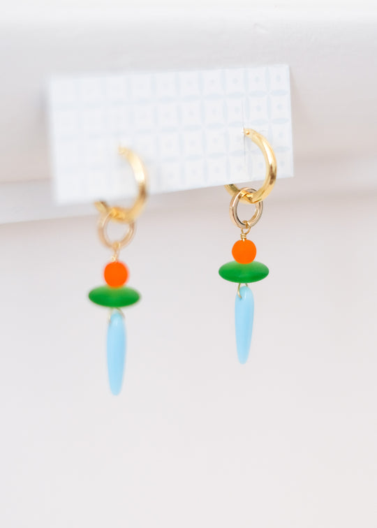 Vergulde creolen met glaskraaltjes