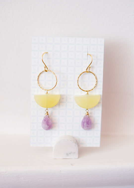 Oorhangers in pastelgeel en lila