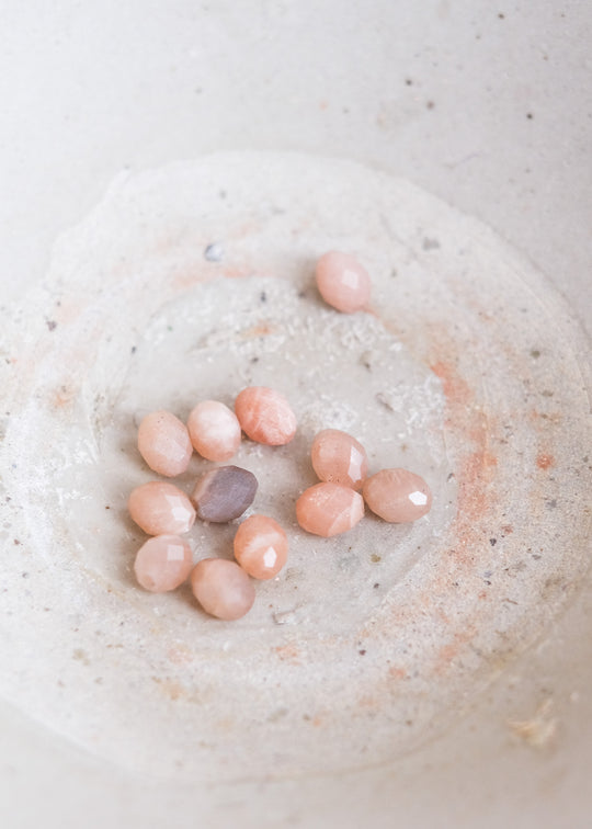 Kralen olijfvorm perzik maansteen