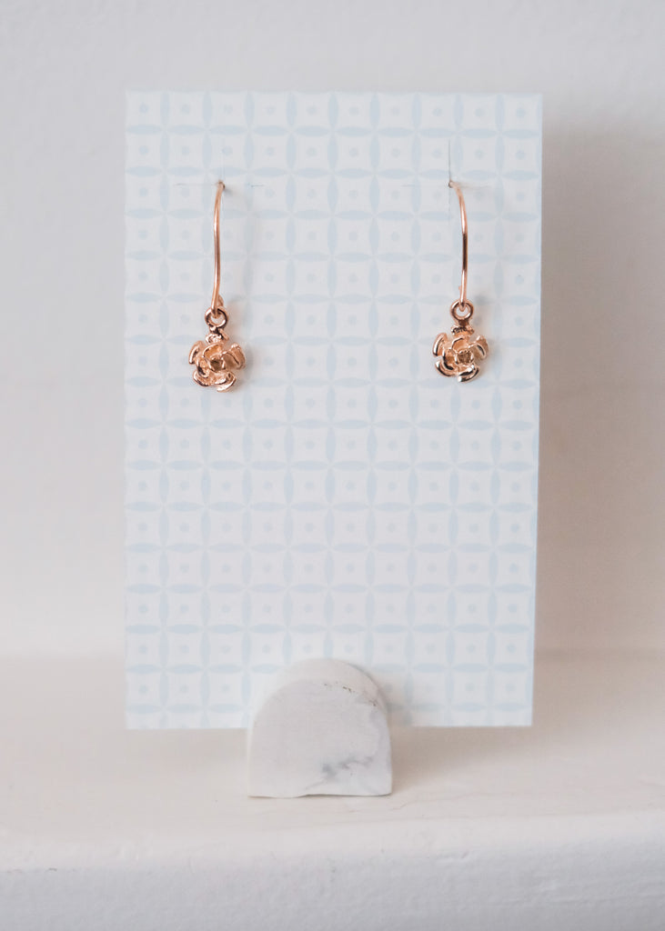 oorbellen met rosé gouden bloemetje