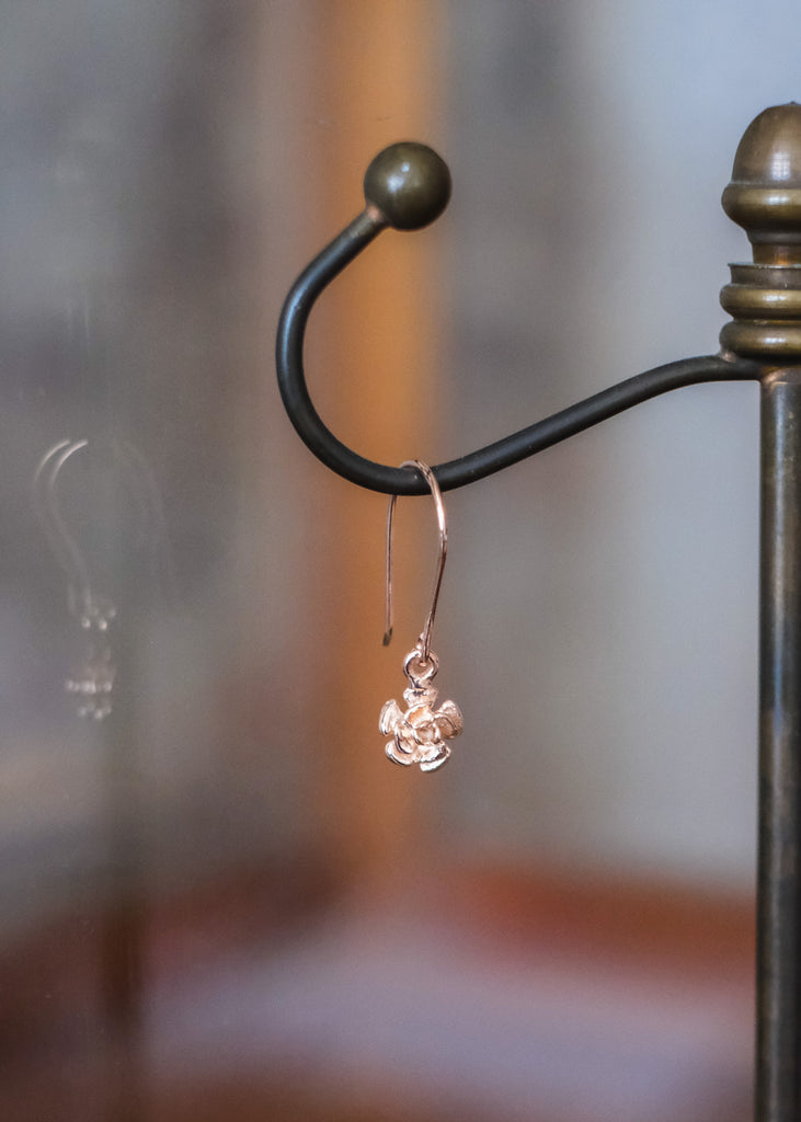 rosé gouden oorbellen met bloemetje