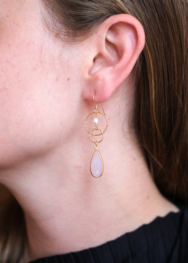 oorstekers met parel en roze chalcedoon