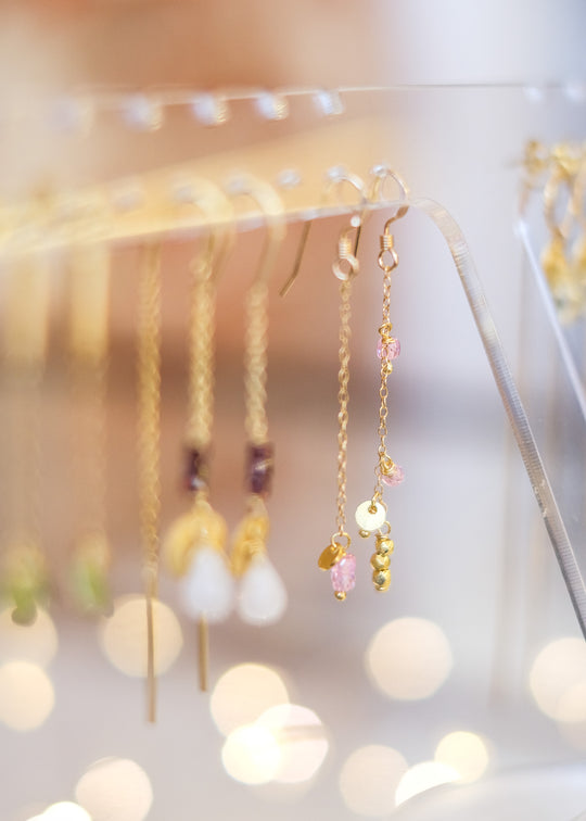 Fijne oorhangers met roze zirkoon