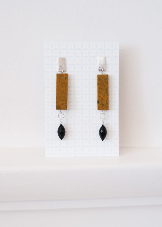 Zilveren oorstekers met jaspis en onyx