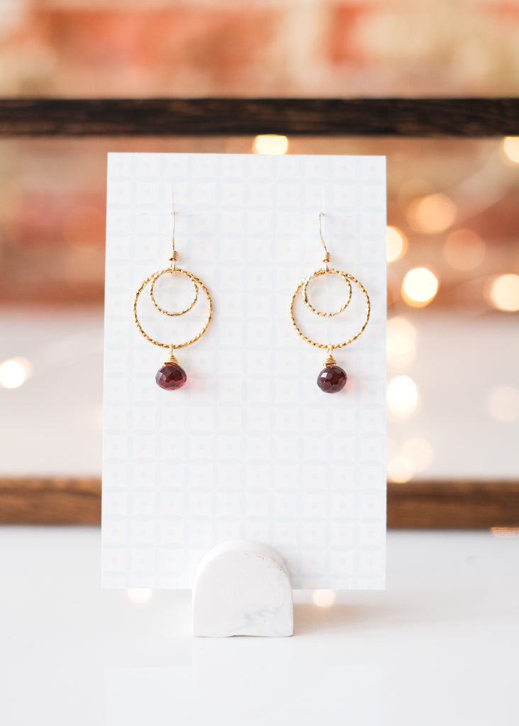 oorbellen met rode granaat