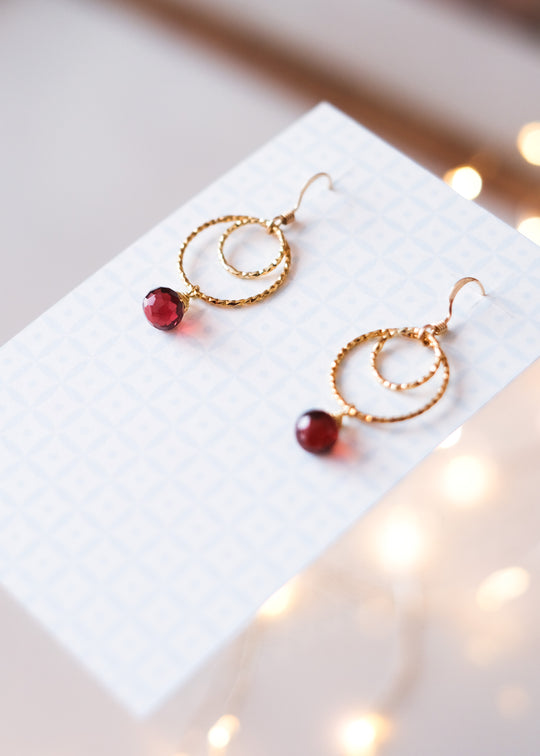 Oorhangers met rode granaat