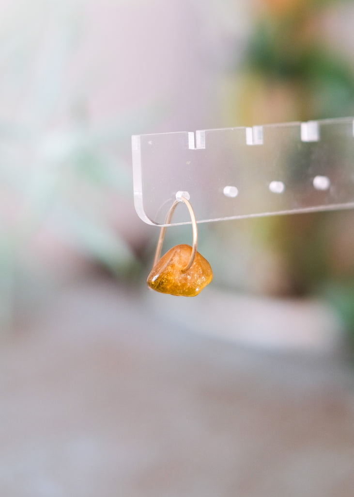 single earring met gele toermalijn kraal