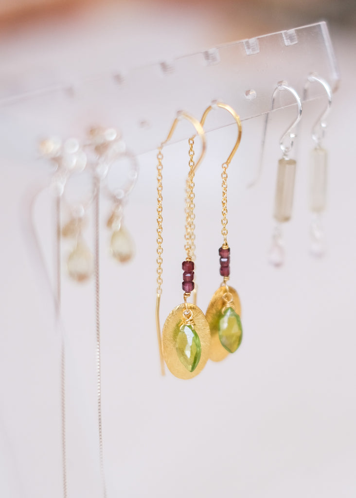 oorhangers met peridot en granaat