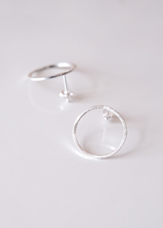 Oorstekers met ring, zilver