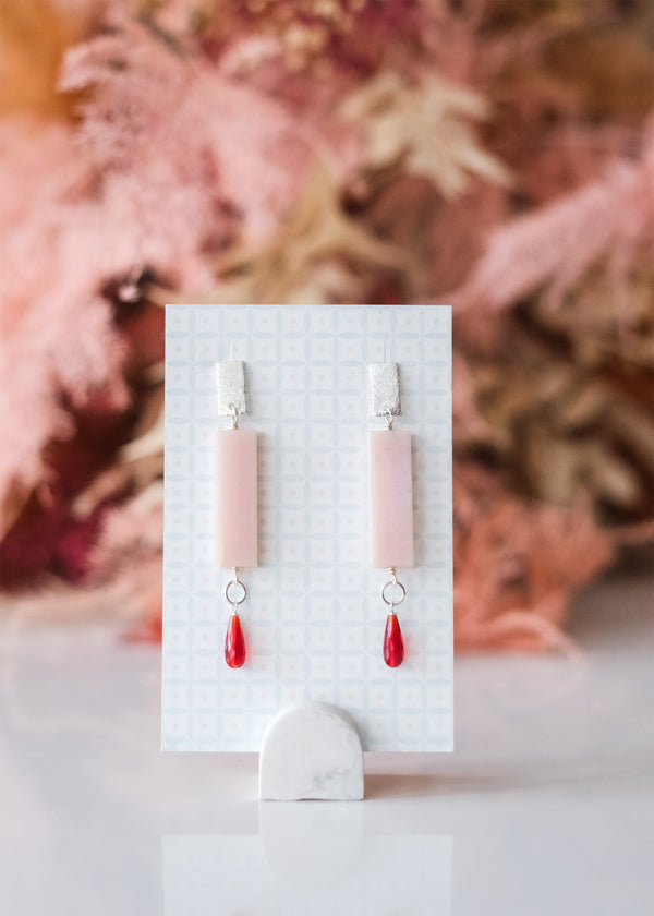 zilveren oorstekers met angel skin opaal en rode granaat
