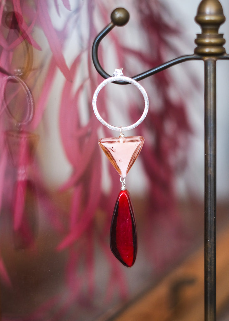 zilveren oorstekers met rode en roze kralen van Muranoglas