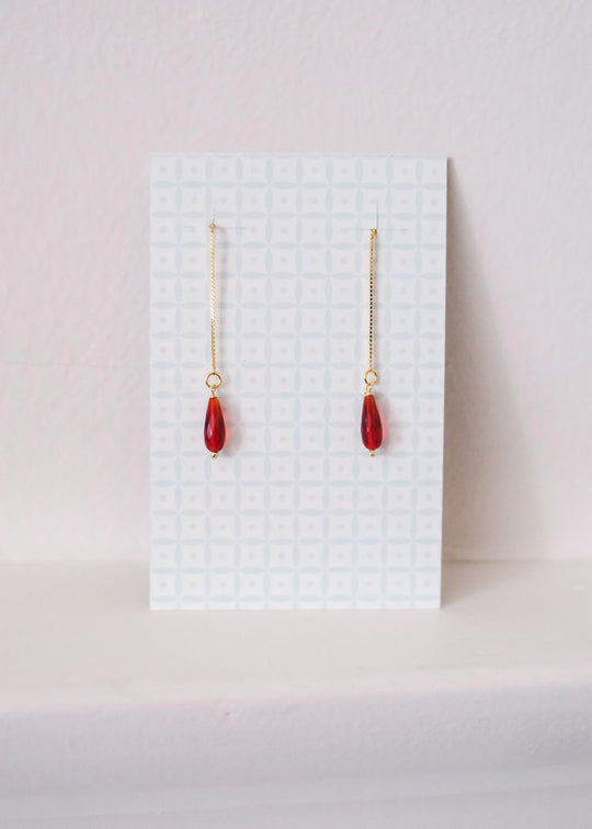 Vergulde oorstekers met rode granaat