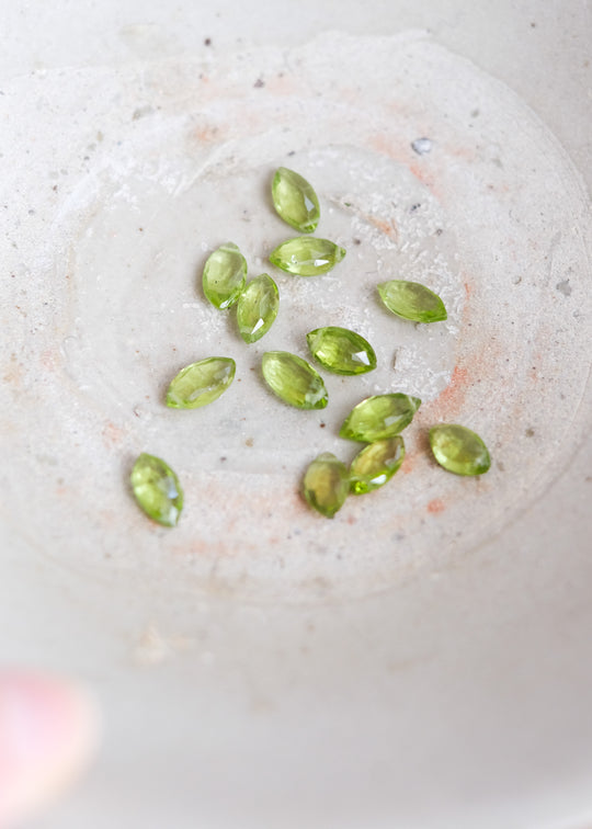 Briolette navette peridot