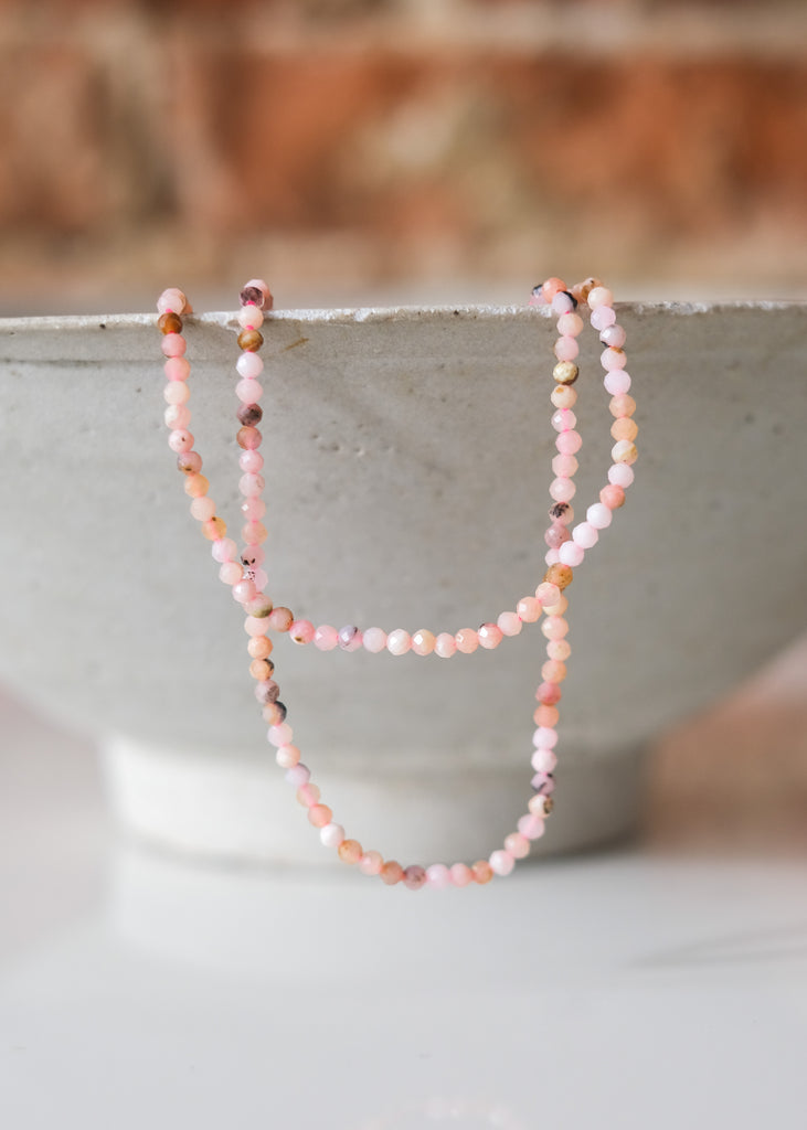 snoer met roze opaal kralen