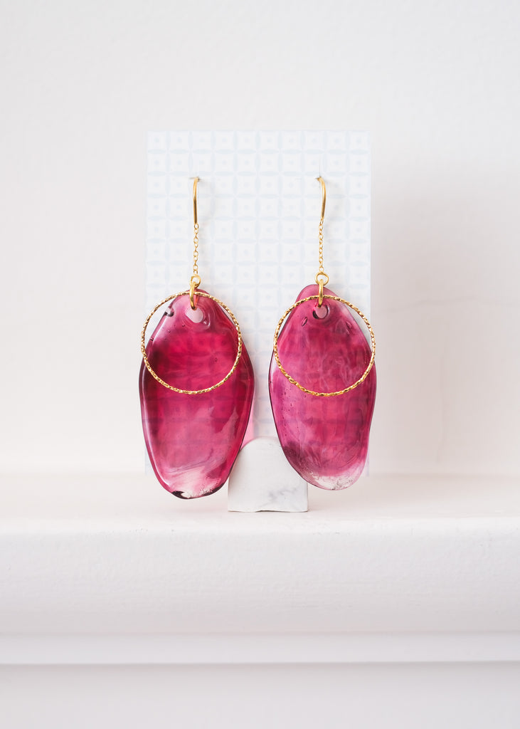 statement oorhangers met fuchsia muranoglas