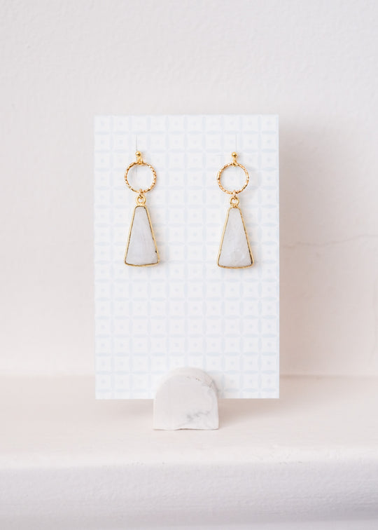 Vergulde oorstekers met witte maansteen