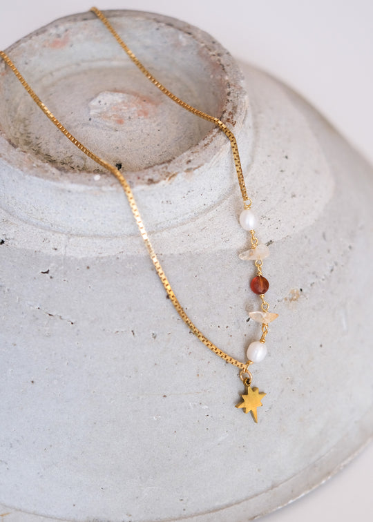 Fijne halsketting met edelsteentjes en ster