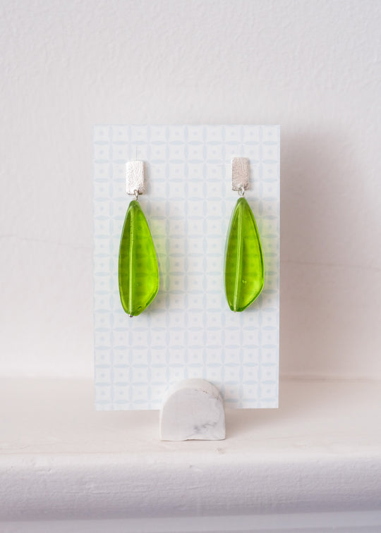 Zilveren oorsteker met Murano druppel, erwtjes groen