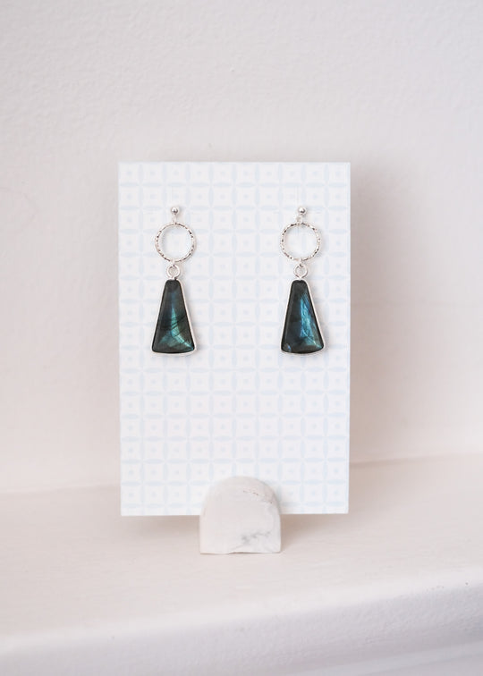 Zilveren oorstekers met labradoriet