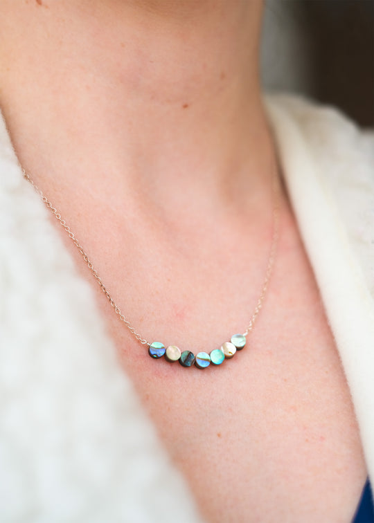 Zilveren halsketting met schelp kralen