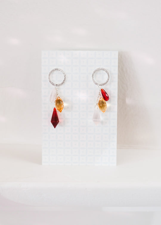 Zilveren oorstekers met trosje edelstenen