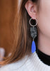zilveren cirkel oorstekers met zwart wit en blauwe kralen