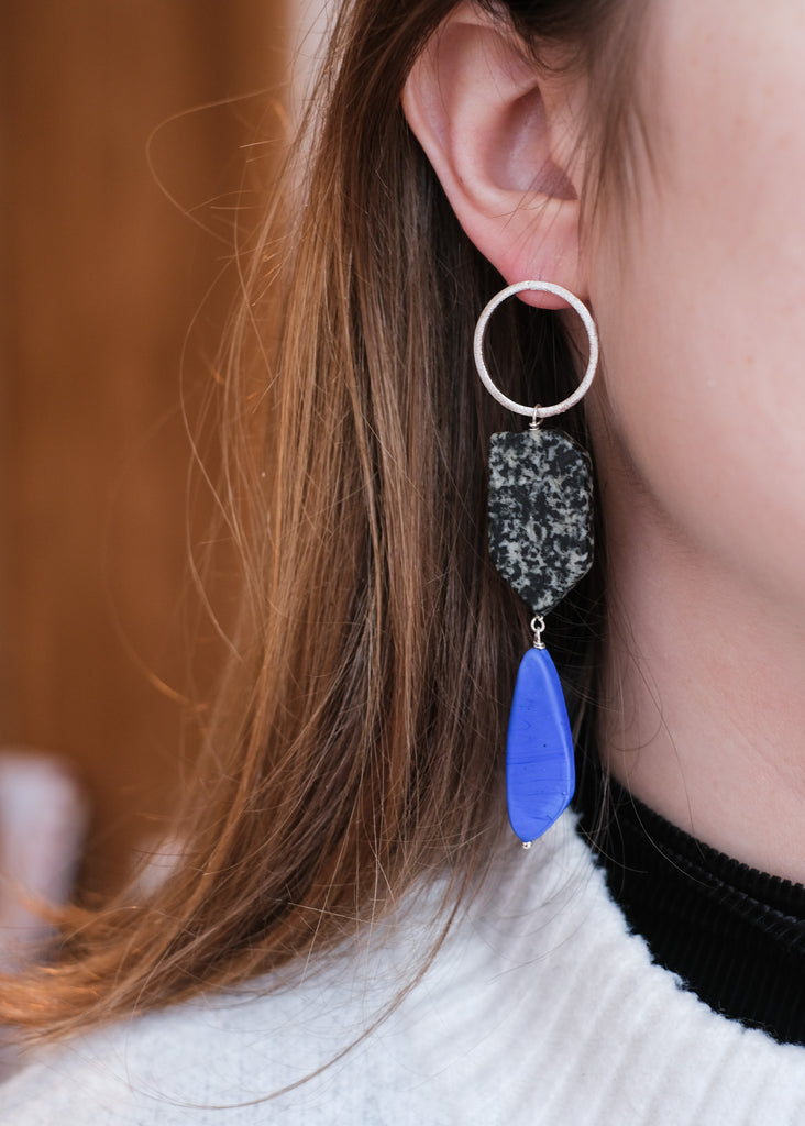 zilveren cirkel oorstekers met zwart wit en blauwe kralen